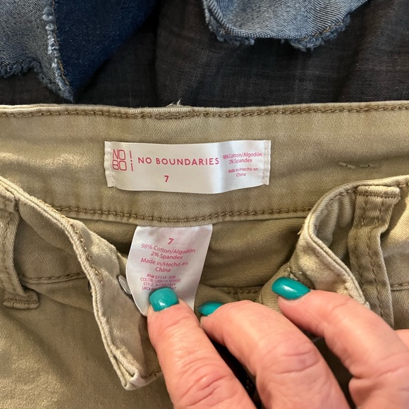 2 pairs of short shorts size 7 - Picture 2 of 3